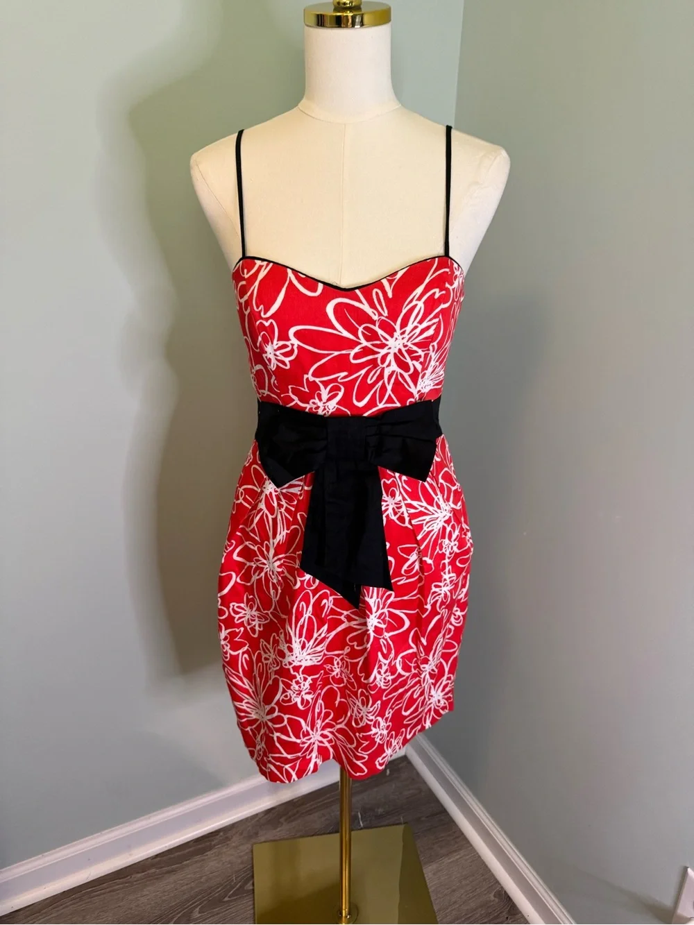 B. Smart Red & White Abstract Floral Mini Dress Black Bow Sweetheart Neck Size 6 - Picture 2 of 8